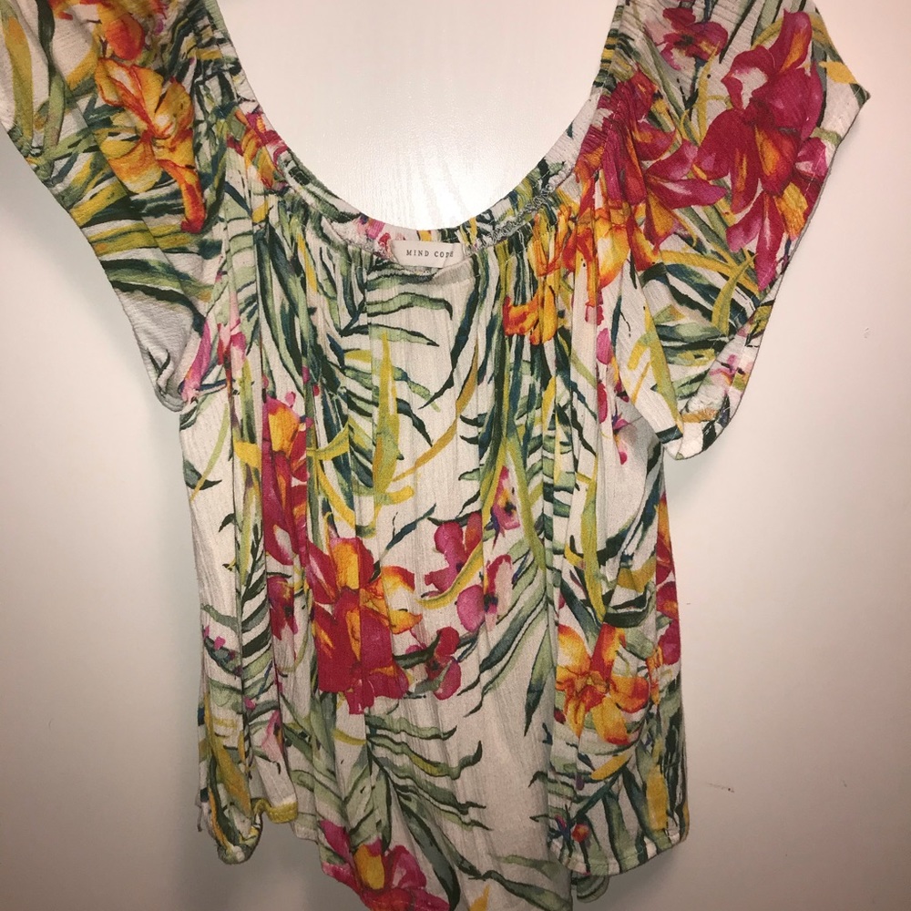 Cute tropical off the shoulder blouse🌺🌸💐🌻🌼